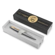 Kép 2/2 - Golyóstoll PARKER Royal Jotter special edition 70 éves jubileum cizellált, arany klipsz Kép 2/2 - Golyóstoll PARKER Royal Jotter special edition 70 éves jubileum cizellált, arany klipsz